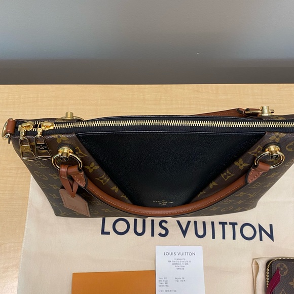 🌸SOLD🌸 Louis Vuitton V Tote MM Noir Cara - Picture 3 of 11